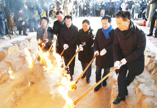강진청자축제 알리는 '화복가마 불지피기'