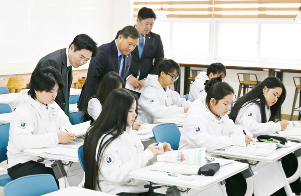 뒷쪽-김대중 전남교육감. 차영수 전남도의원. 김주웅 전남도의원